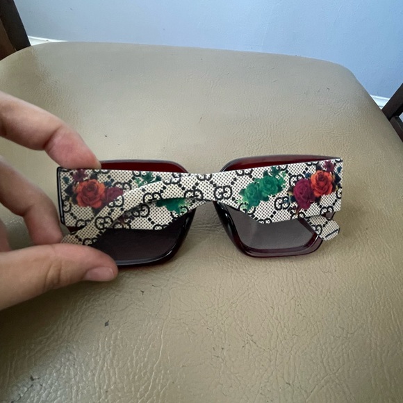 Gucci Women\'s Sunglasses in Red and Black